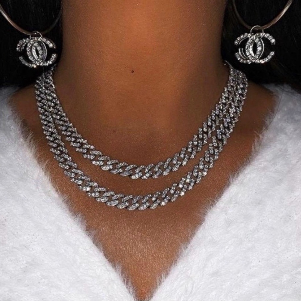 Elegant Silver Necklace - Picture 2 of 6